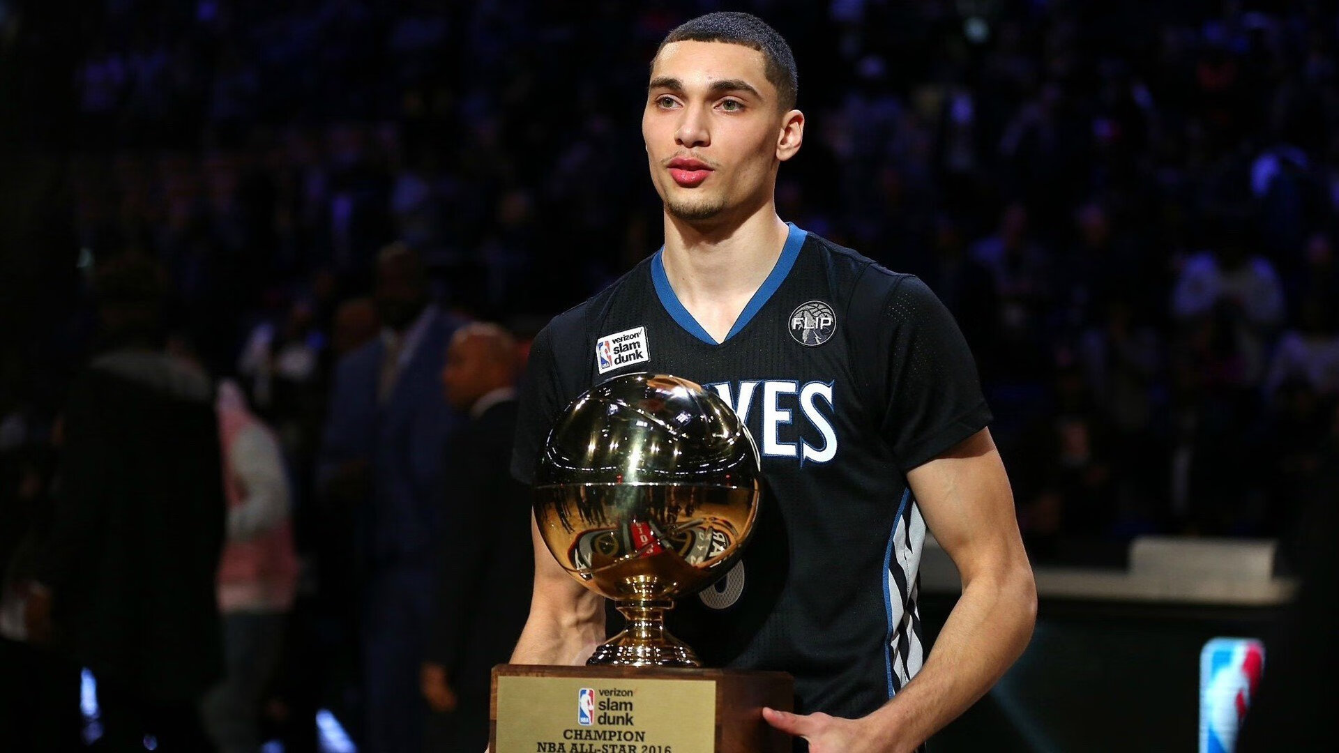 米兰体育下载-湖人新人训练中积极沟通迅速建立场上默契，湖人队的训练场