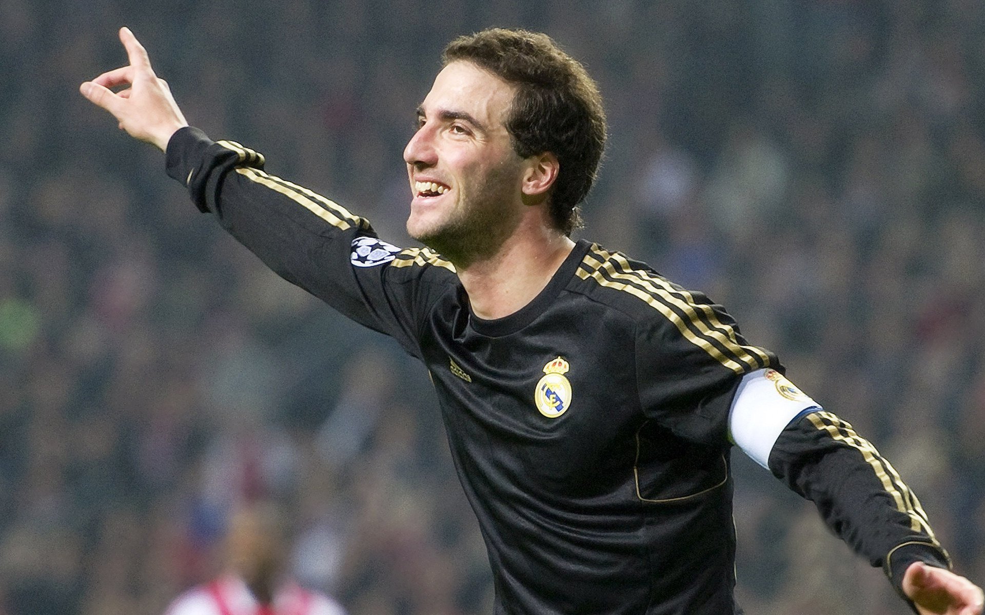 全息投影技术在电竞领域的应用：视觉冲击与沉浸式观赛，全息投影游戏设备